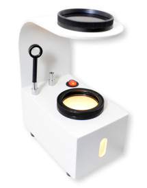 Polariscope avec conoscope et éclairage additionnel intégré
