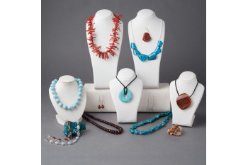 Une sélection de colliers, bracelets et pendentifs en pierres de notre magasin